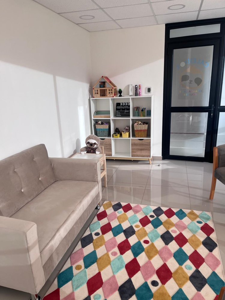 Sala de espera de Caleidos con alfombra de colores